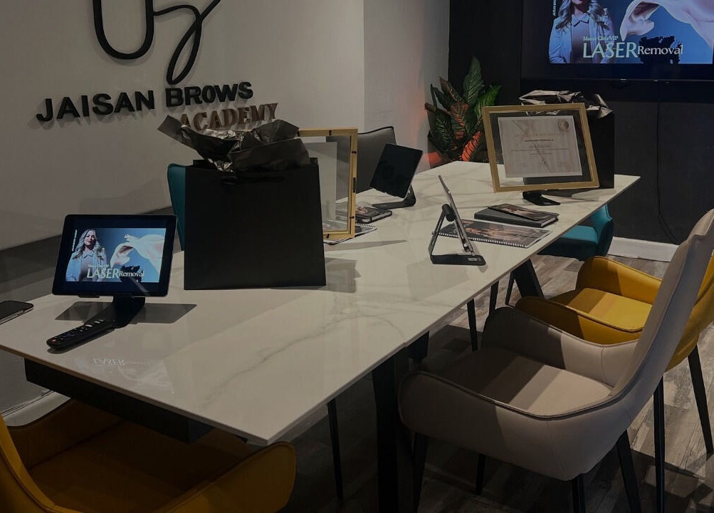 Mesa de formación en JaiSan Brows Academy CAGUAS, PR, ubicada en Caguas, Puerto Rico, PR, con sillas modernas.