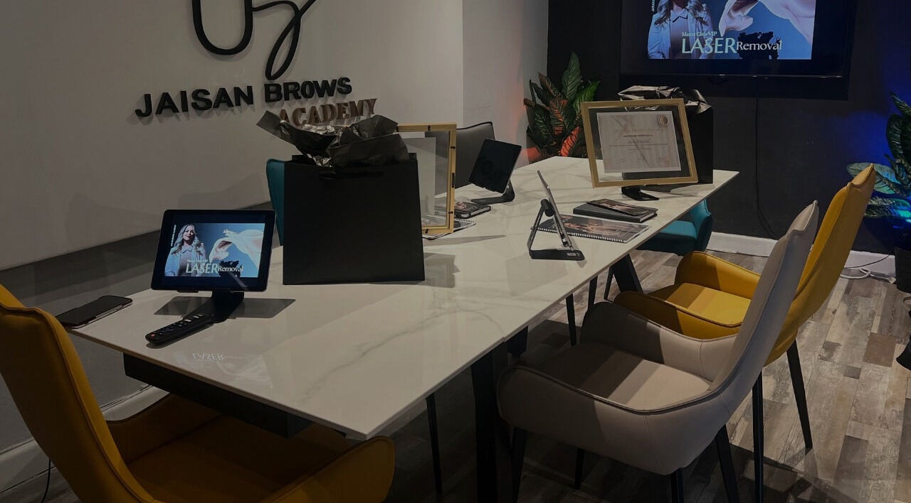 Mesa de formación en JaiSan Brows Academy CAGUAS, PR, ubicada en Caguas, Puerto Rico, PR, con sillas modernas.