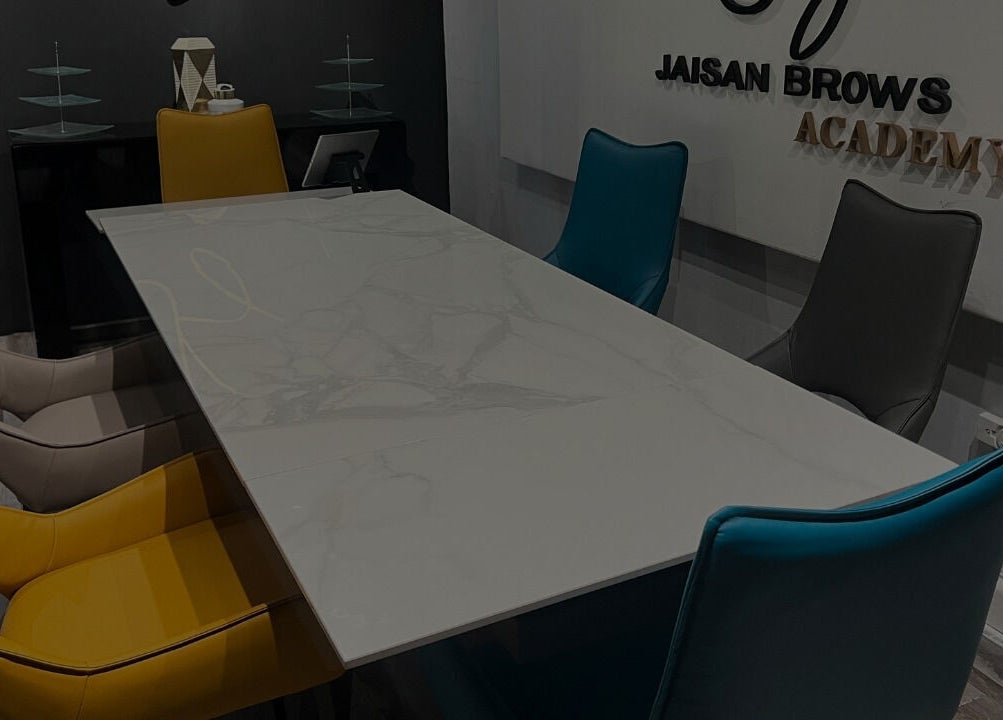 Elegante sala de reunión en JaiSan Brows Academy CAGUAS, PR, Caguas, Puerto Rico, PR con sillas de colores vibrantes.