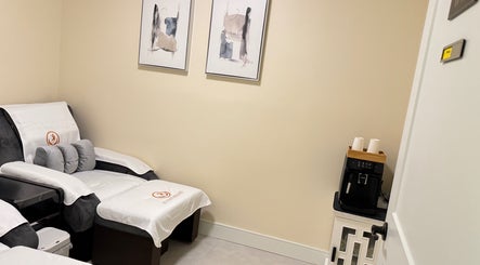 DZ Foot Reflexology on West Broadway afbeelding 3