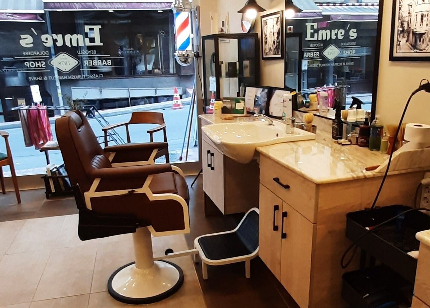 Interior of Emre's Barbershop Dolapdere in İstanbul, İstanbul, TR, featuring a vintage barber chair and styling station.