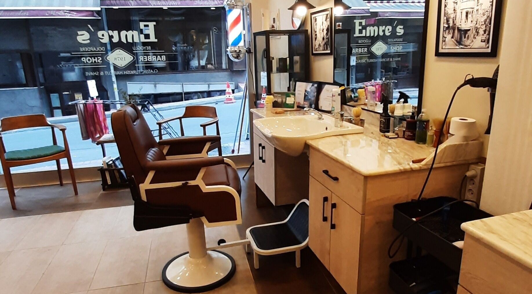 Interior of Emre's Barbershop Dolapdere in İstanbul, İstanbul, TR, featuring a vintage barber chair and styling station.