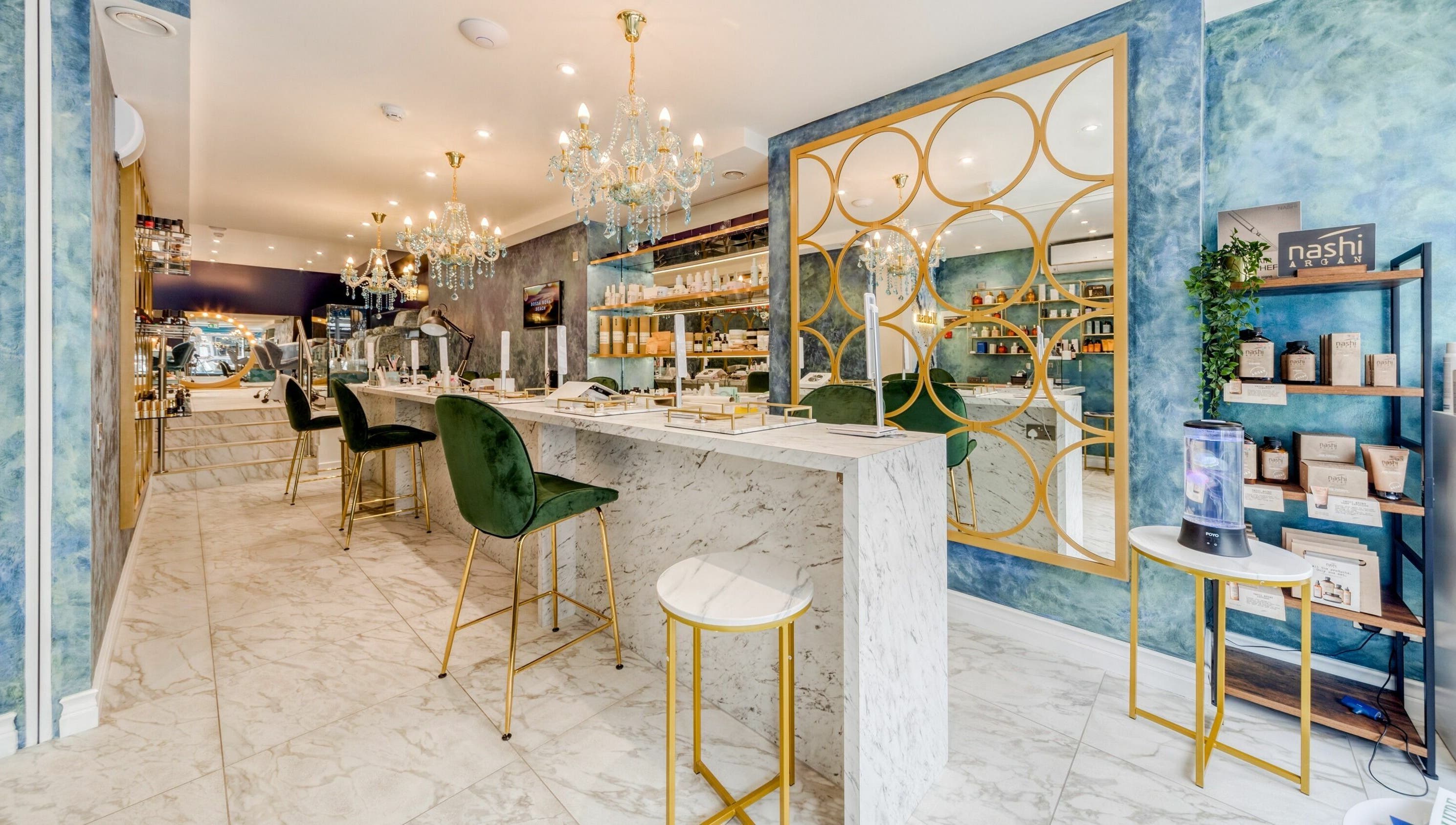 Luxurious interior of Medusa 622, London, England, GB featuring marble accents and chandeliers.