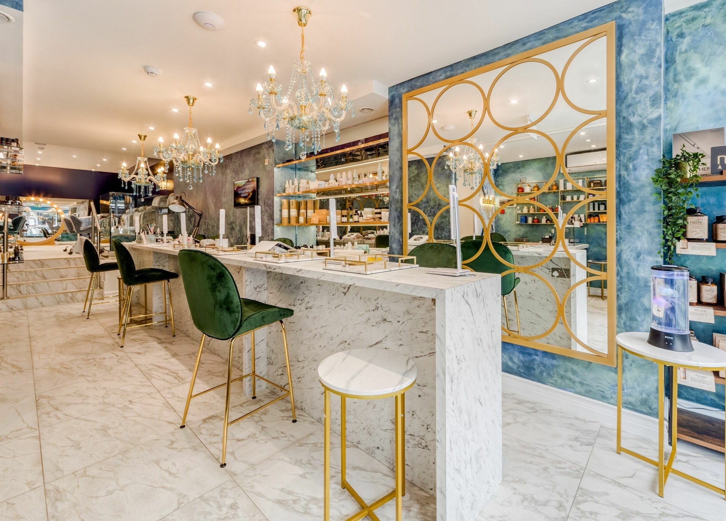 Luxurious interior of Medusa 622, London, England, GB featuring marble accents and chandeliers.