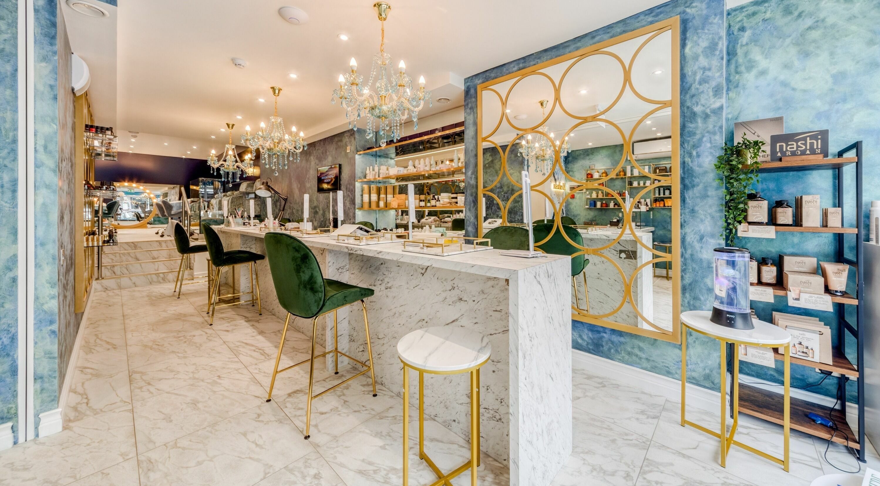 Luxurious interior of Medusa 622, London, England, GB featuring marble accents and chandeliers.