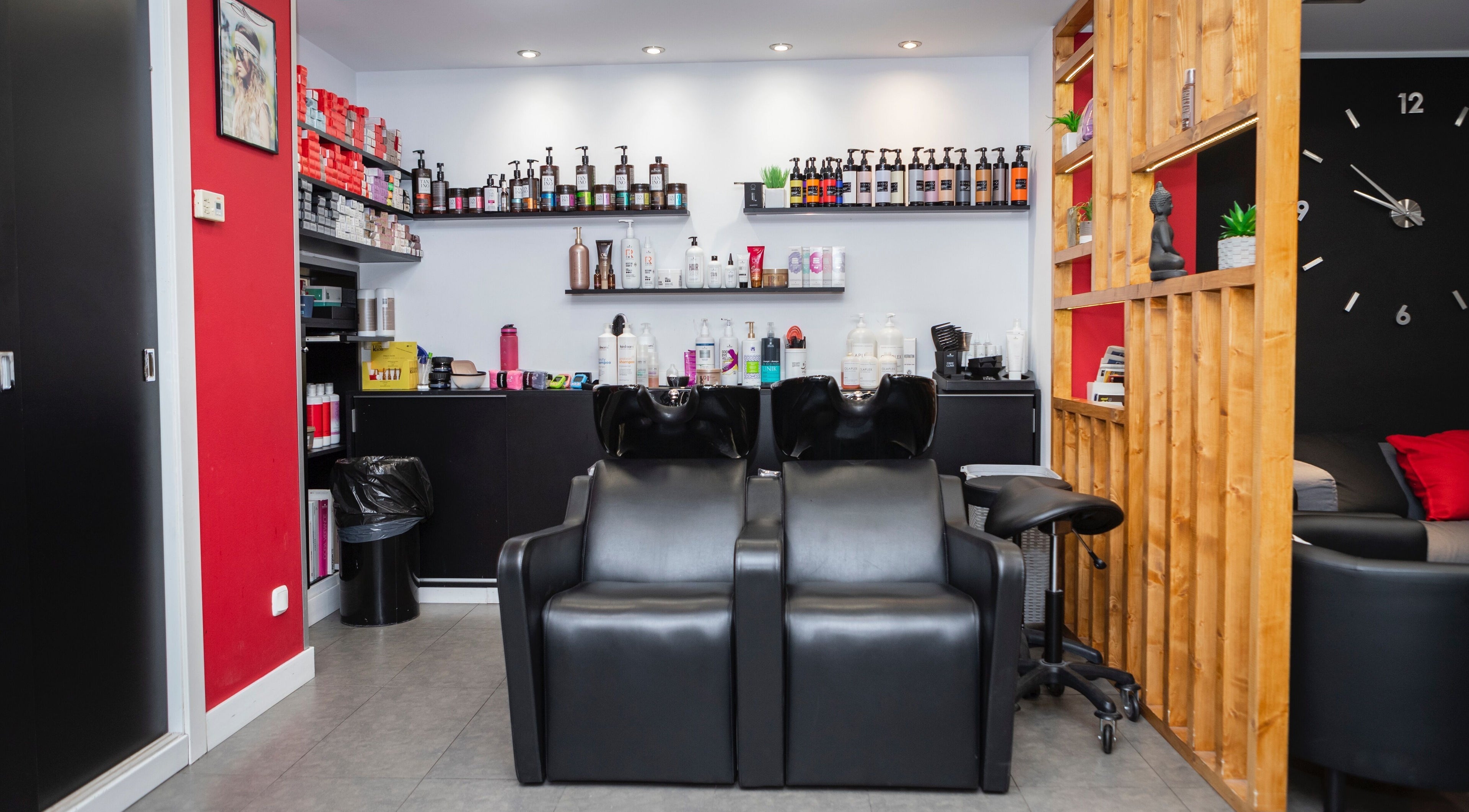 Interior de K Perruquers en Andorra la Vella, mostrando sillas de lavado y productos de belleza profesionales.