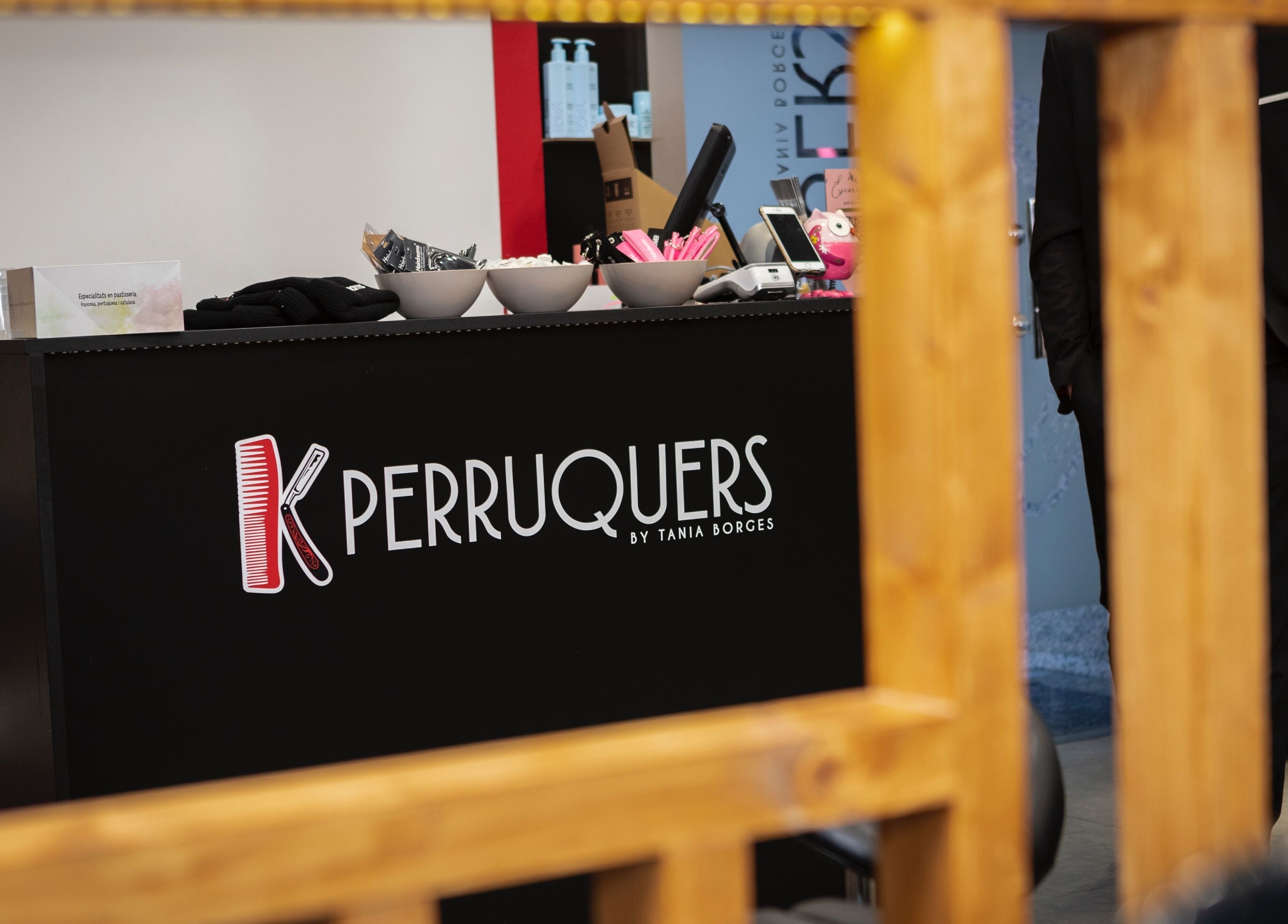 Mostrador moderno en K Perruquers, Andorra la Vella, Andorra la Vella, AD. Elegancia y estilo en cada detalle.