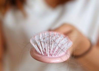 Brosse à cheveux avec des cheveux chez Solutions Capillaires Monique Sauvageau, Saint-Jean-sur-Richelieu, Québec, CA.