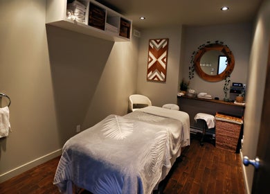 Salle de massage apaisante à Aria Rituels du bien-être, Québec, Québec, CA. Confort et sérénité.