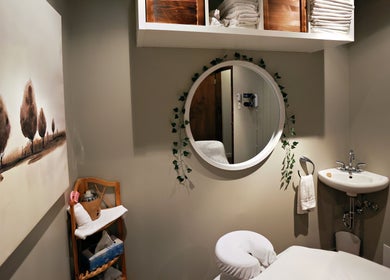 Salle de soin apaisante à Aria Rituels du bien-être, Québec, Québec, CA, avec miroir et lavabo.