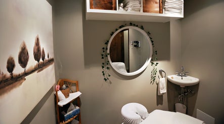 Salle de soin apaisante à Aria Rituels du bien-être, Québec, Québec, CA, avec miroir et lavabo.
