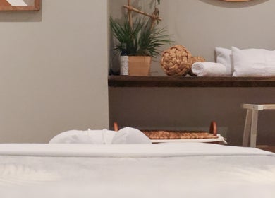 Intérieur apaisant d'Aria Rituels du bien-être à Québec, Québec, CA avec une table de massage et décor naturel.