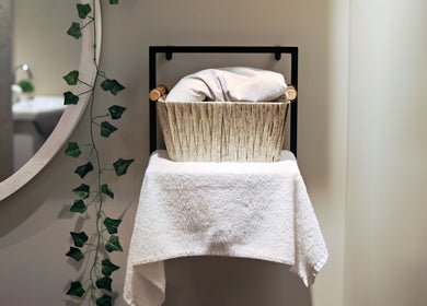 Panier élégant avec serviette blanche dans Aria Rituels du bien-être, Québec, Québec, CA.