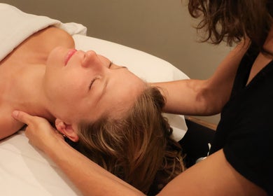 Massage apaisant à Aria Rituels du bien-être, Québec, Québec, CA, pour un bien-être total.