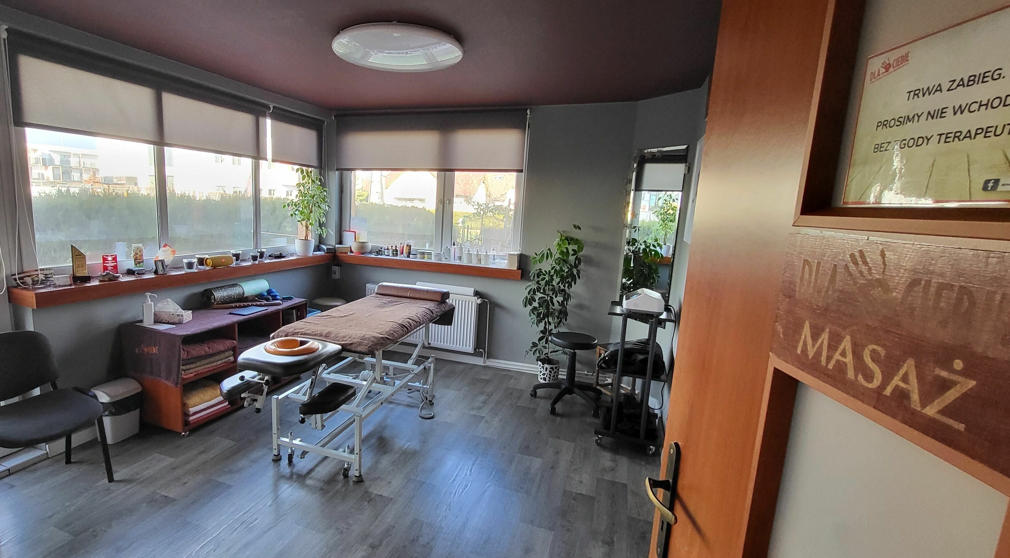 Pokój masażu w 'Dla Ciebie' Rehabilitacja i Masaż, Tychy, Brzoskwiniowa 44, Śląskie, PL z wygodnym stołem.
