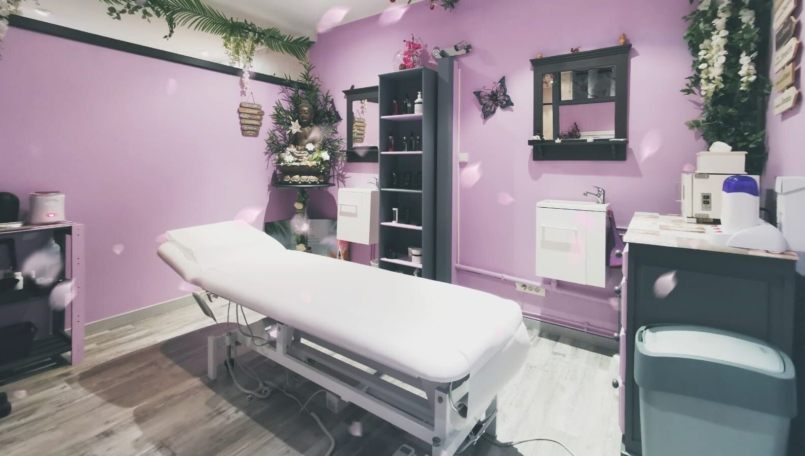 Salle de massage apaisante à Carpe Diem, Arles, Provence-Alpes-Côte d'Azur, FR, ambiance lavande.