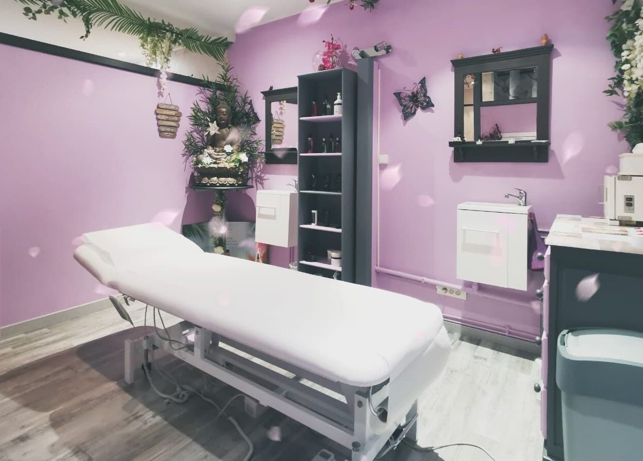 Salle de massage apaisante à Carpe Diem, Arles, Provence-Alpes-Côte d'Azur, FR, ambiance lavande.