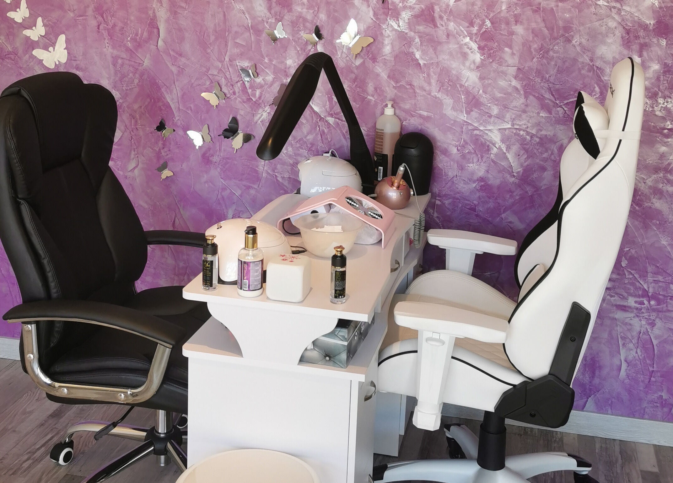 Espace beauté à Carpe Diem, Arles, Provence-Alpes-Côte d'Azur avec murs violets et décoration papillon.