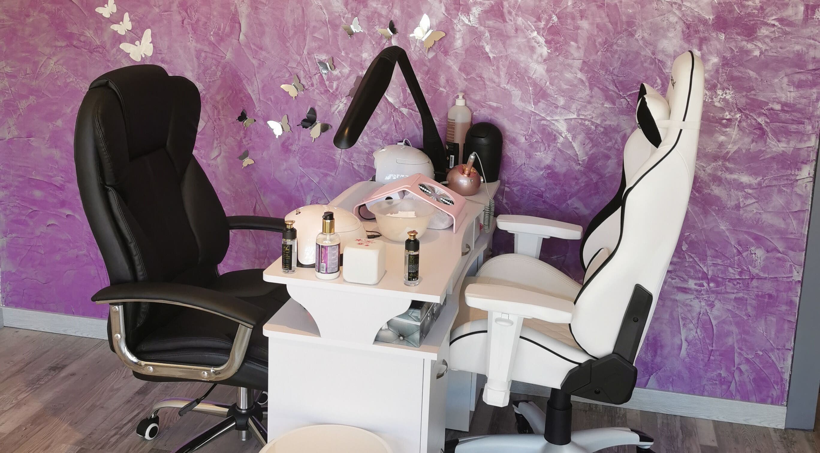 Espace beauté à Carpe Diem, Arles, Provence-Alpes-Côte d'Azur avec murs violets et décoration papillon.