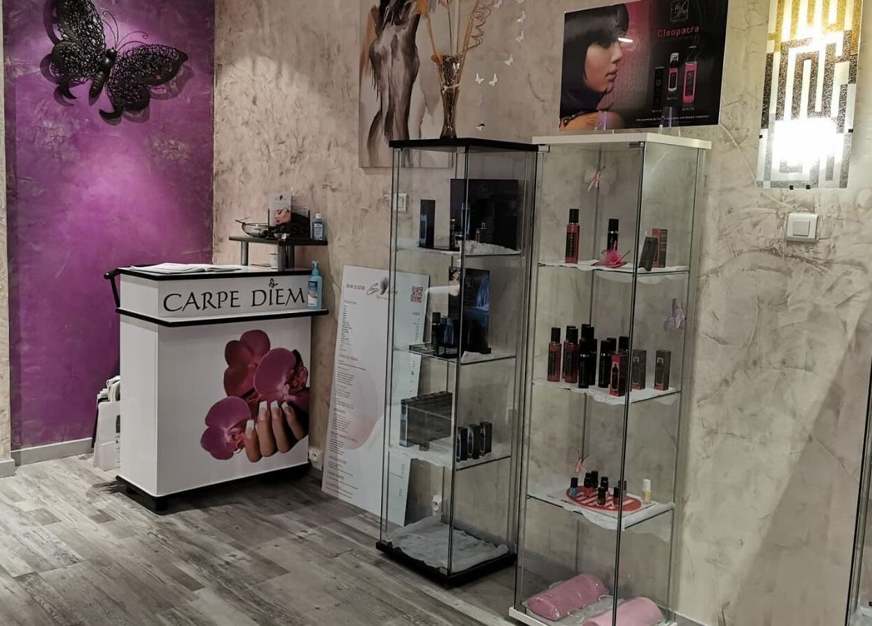 Entrée élégante de Carpe Diem, Arles, Provence-Alpes-Côte d'Azur, FR avec déco murale violette.