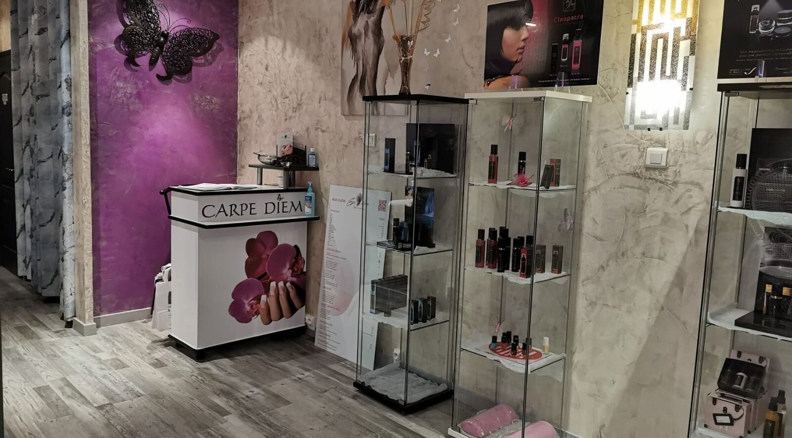 Entrée élégante de Carpe Diem, Arles, Provence-Alpes-Côte d'Azur, FR avec déco murale violette.