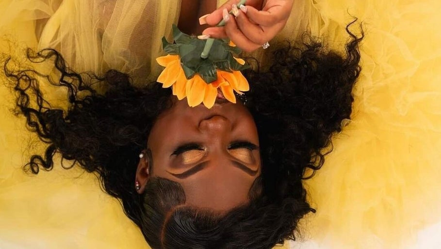 Woman with sunflower makeup at Niva Creations, Saint Michael, BB. Elegant beauty and wellness.
