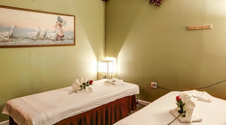 Sunny Spa Massage image 3