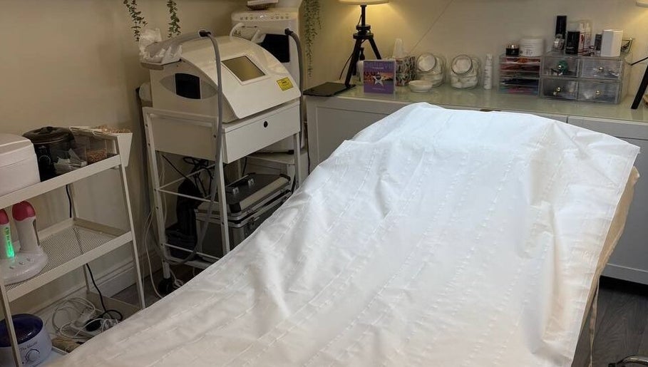 MBeauty treatment room in Dublin, County Dublin, IE with a cozy bed and professional equipment.