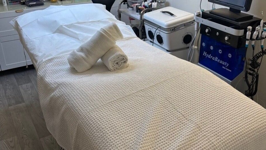 MBeauty treatment room with HydraBeauty system in Dublin, County Dublin, IE, featuring a cozy treatment bed.
