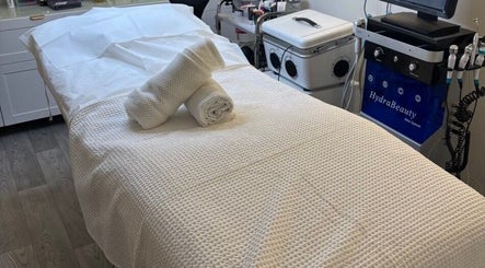 MBeauty treatment room with HydraBeauty system in Dublin, County Dublin, IE, featuring a cozy treatment bed.