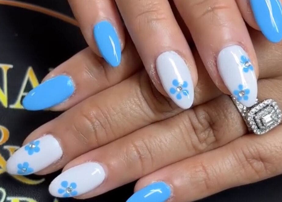 Elegant blue and white floral nail design at T-nails Spa Woodburn, Woodburn, Oregon, US.