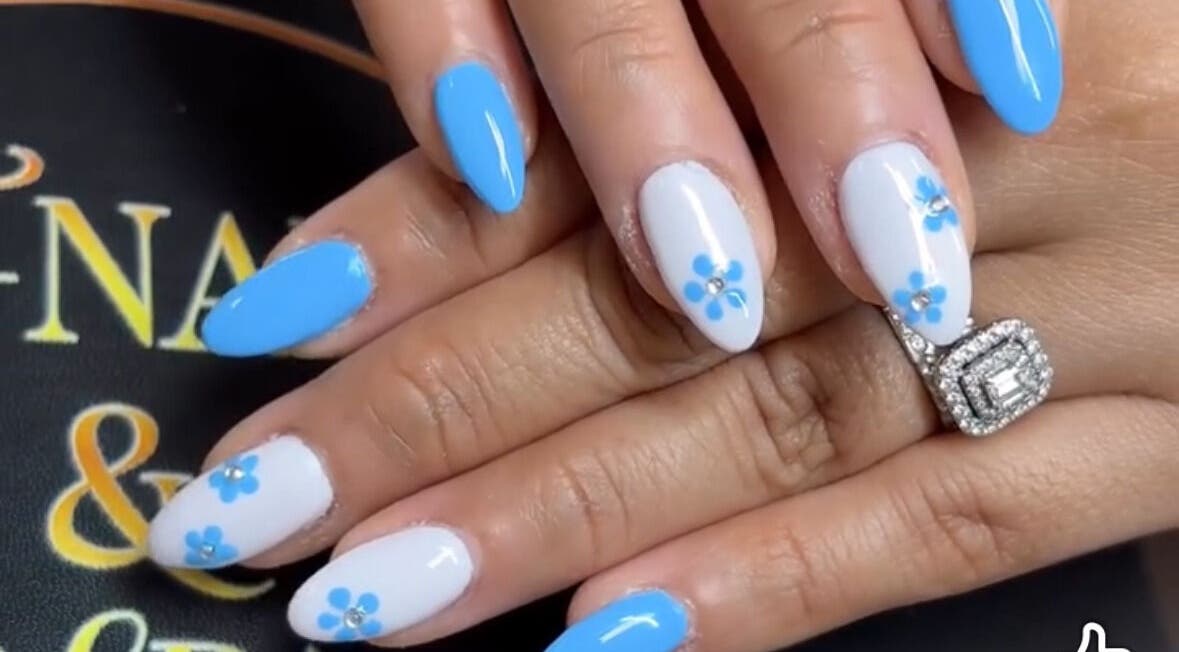 Elegant blue and white floral nail design at T-nails Spa Woodburn, Woodburn, Oregon, US.