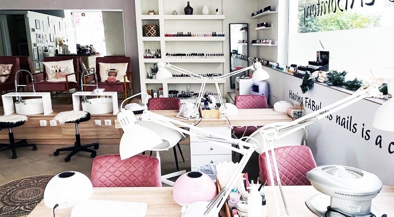 Interior view of Fabulous Laboratory in Athina, Attici, GR showcasing elegant nail stations and decor.