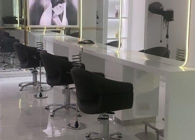 Modern salon chairs and mirrors at Lillia Beauty Lounge, Manama, Muḥāfaẓat al-ʿĀṣimah, BH.