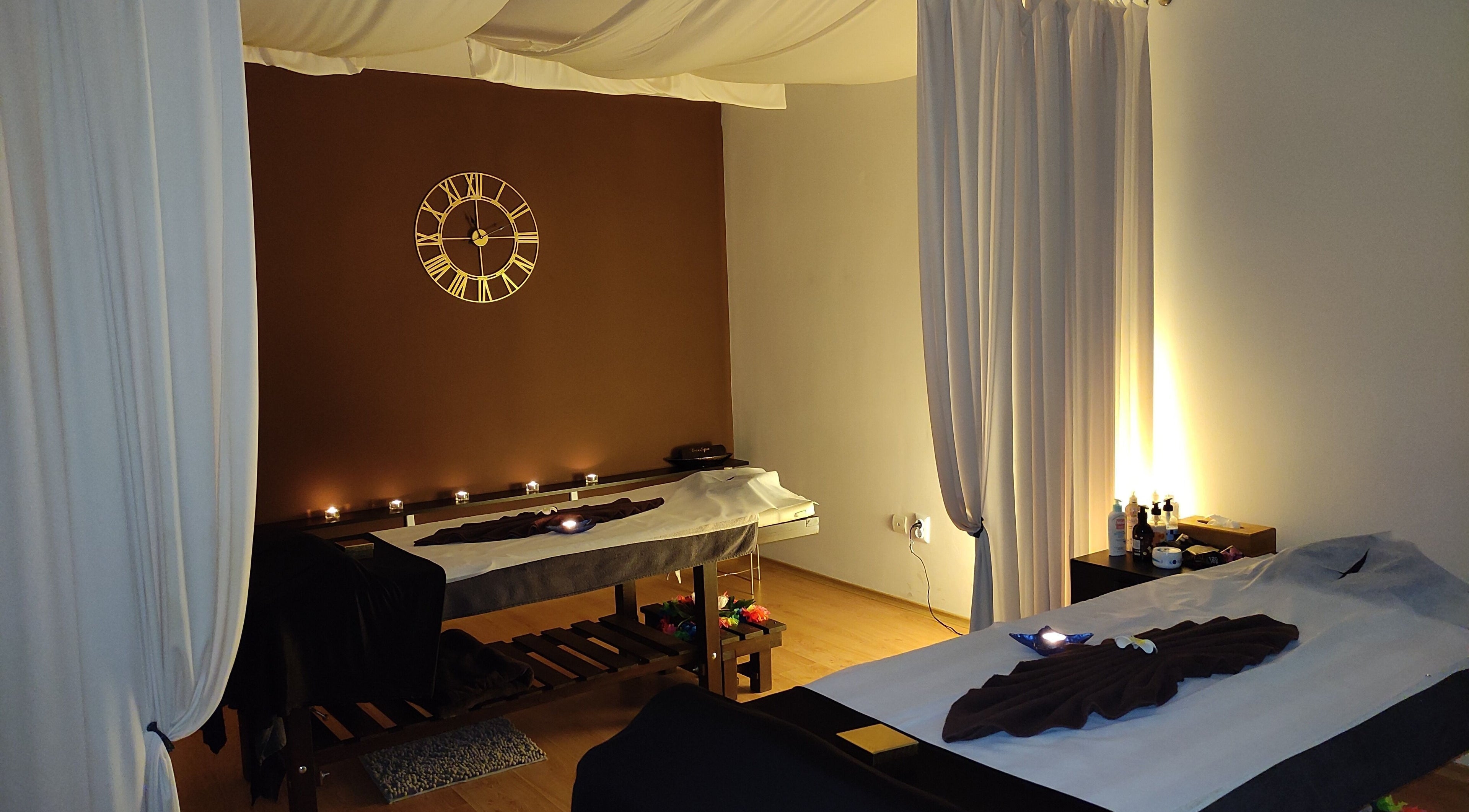 Уютно масажно студио в Масажи София Алоха, София, Област София, BG с нежно осветление и декорации.