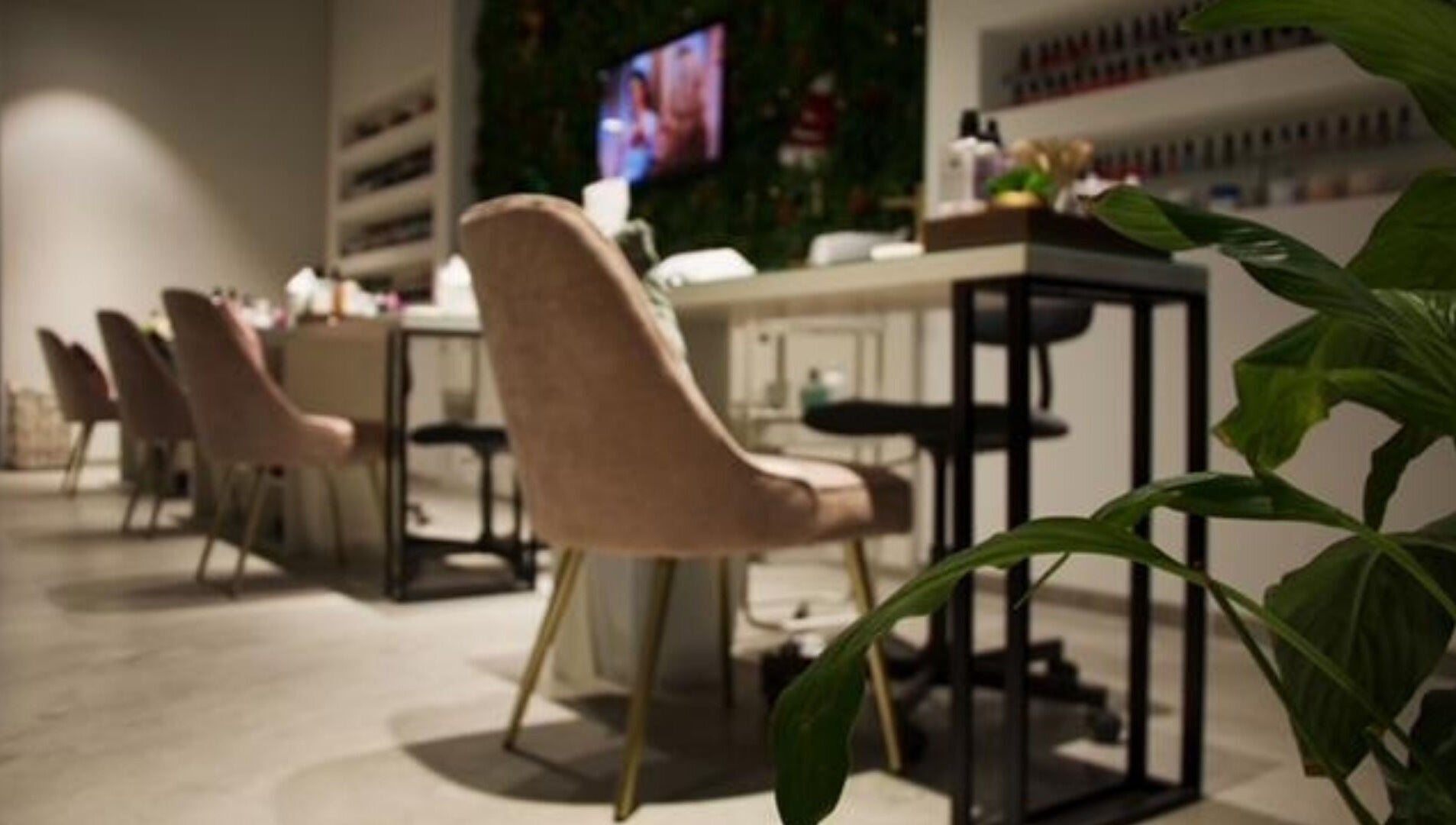 تصميم أنيق في LA LUNE NAIL SPA في الخبر، السعودية يعزز من تجربة الجمال والراحة في المكان.