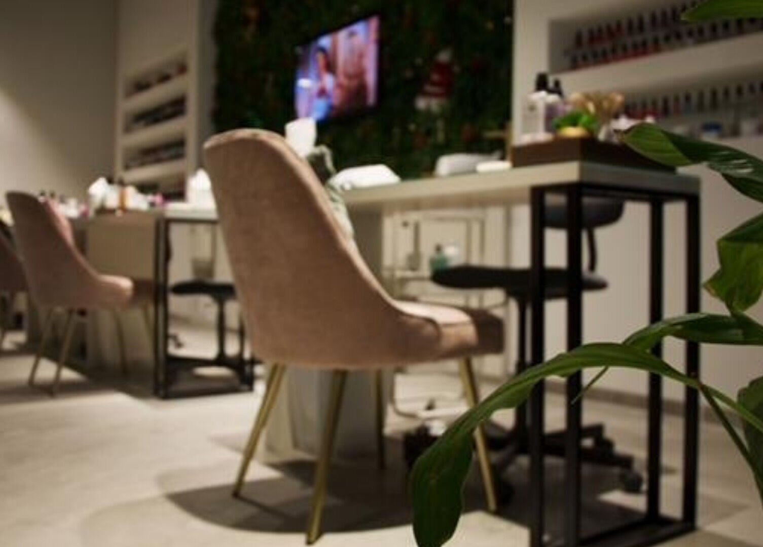 تصميم أنيق في LA LUNE NAIL SPA في الخبر، السعودية يعزز من تجربة الجمال والراحة في المكان.