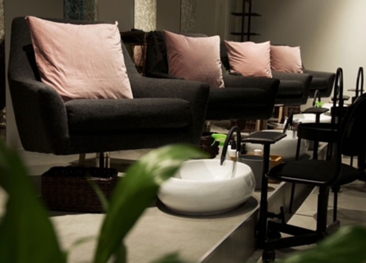 مقاعد صالون مريحة في LA LUNE NAIL SPA، الخبر، SA، مثالية للاسترخاء والجمال.