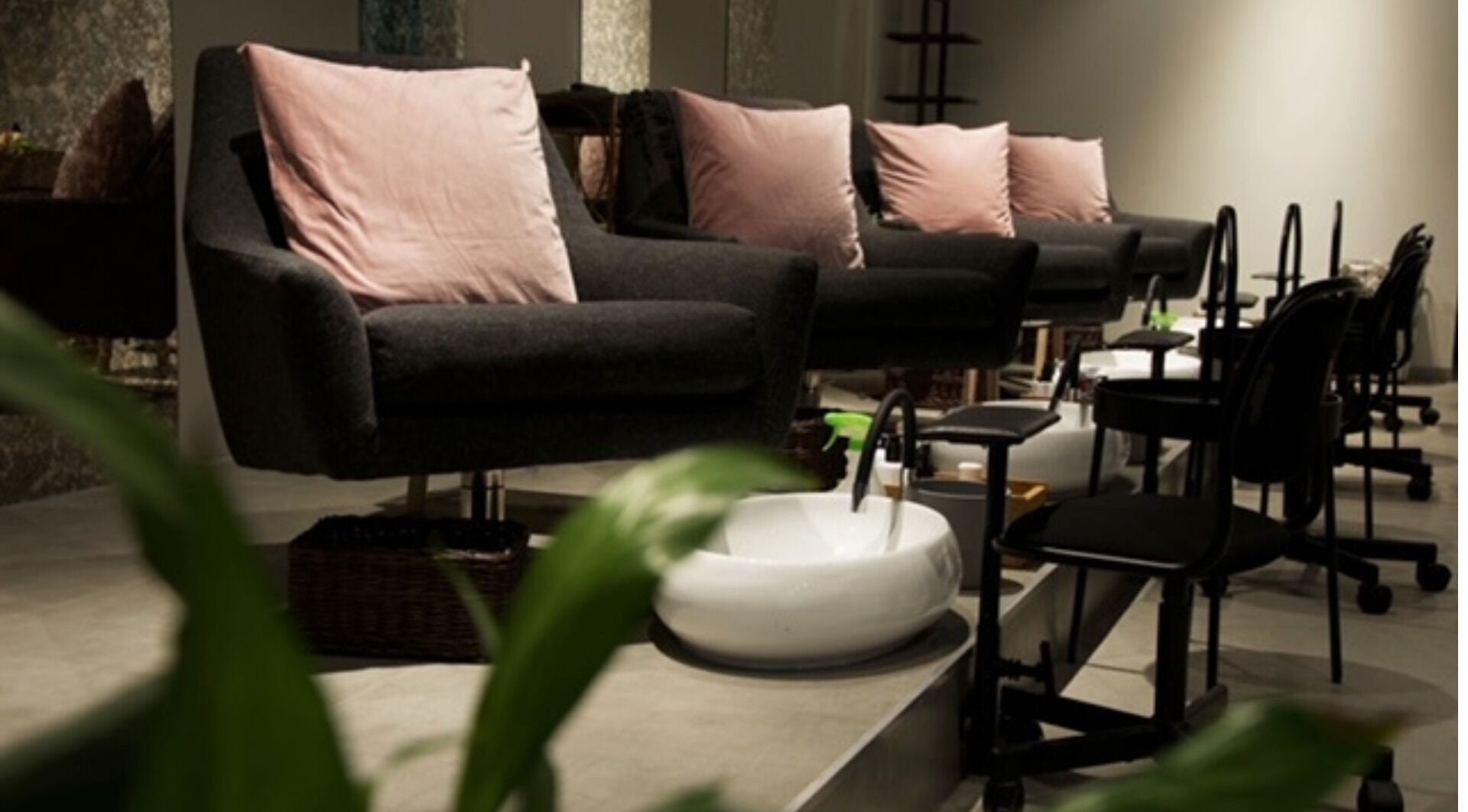 مقاعد صالون مريحة في LA LUNE NAIL SPA، الخبر، SA، مثالية للاسترخاء والجمال.