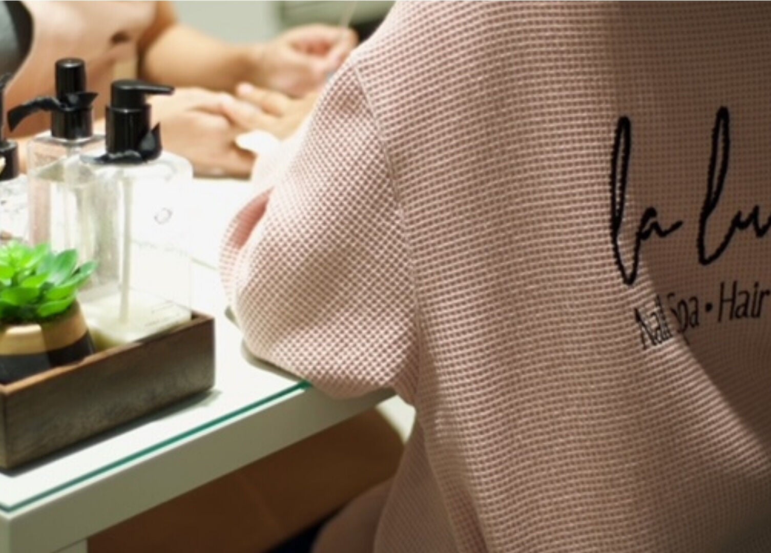 جلسة عناية بالأظافر في LA LUNE NAIL SPA، الخبر، السعودية، تعرض تفاصيل عصرية ولمسات تجميلية.