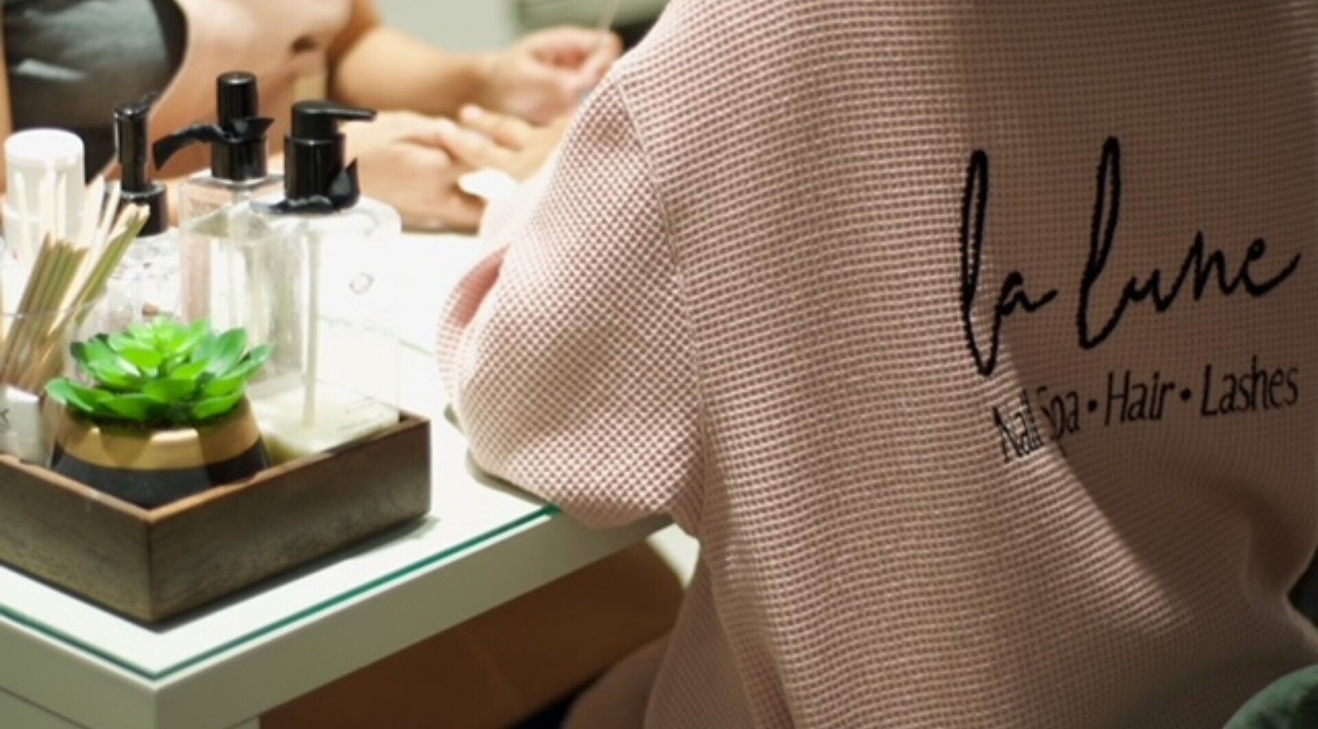 جلسة عناية بالأظافر في LA LUNE NAIL SPA، الخبر، السعودية، تعرض تفاصيل عصرية ولمسات تجميلية.