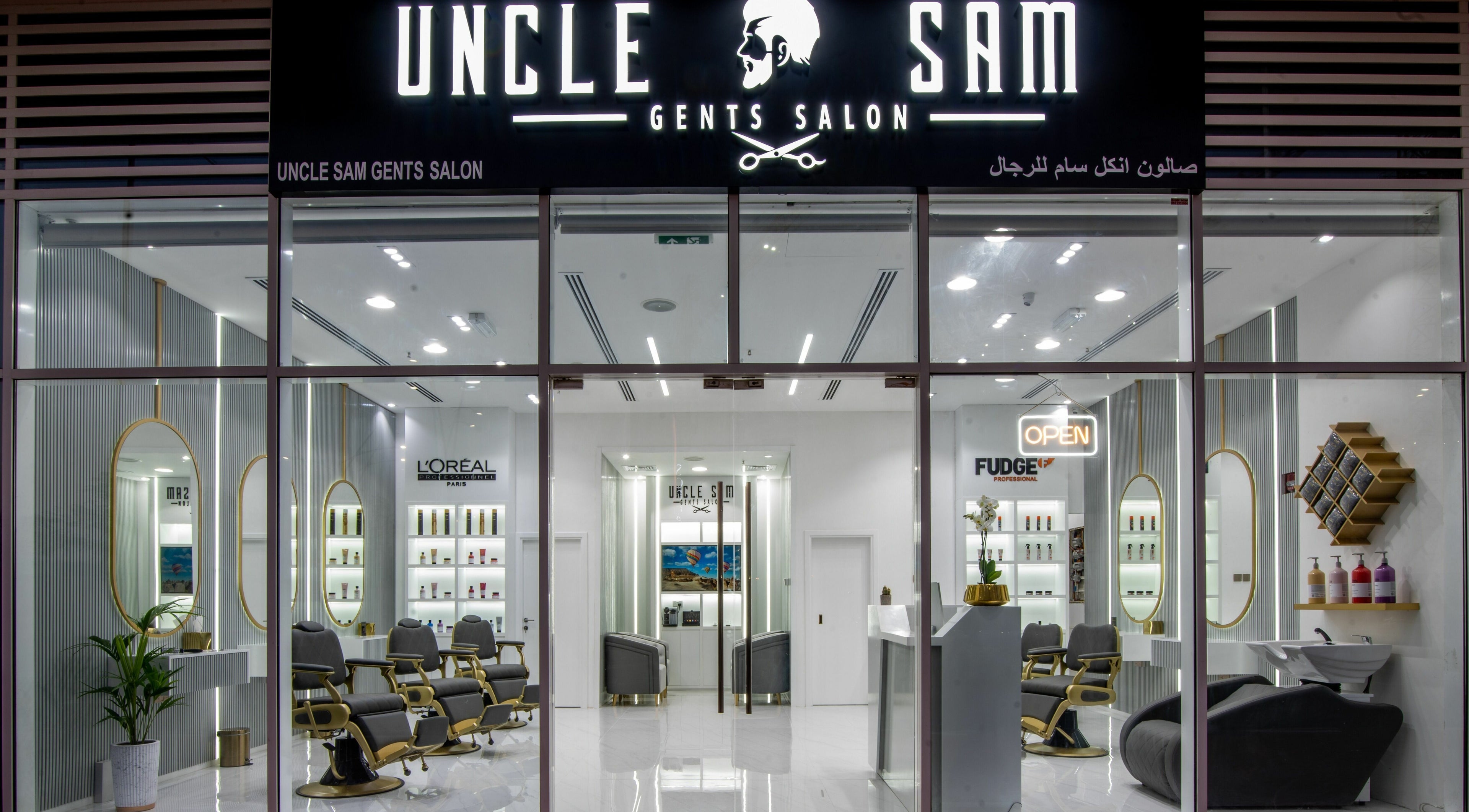 Front view of Uncle SAM Gents Salon in Dubaï, showcasing its sleek interior design and modern amenities.