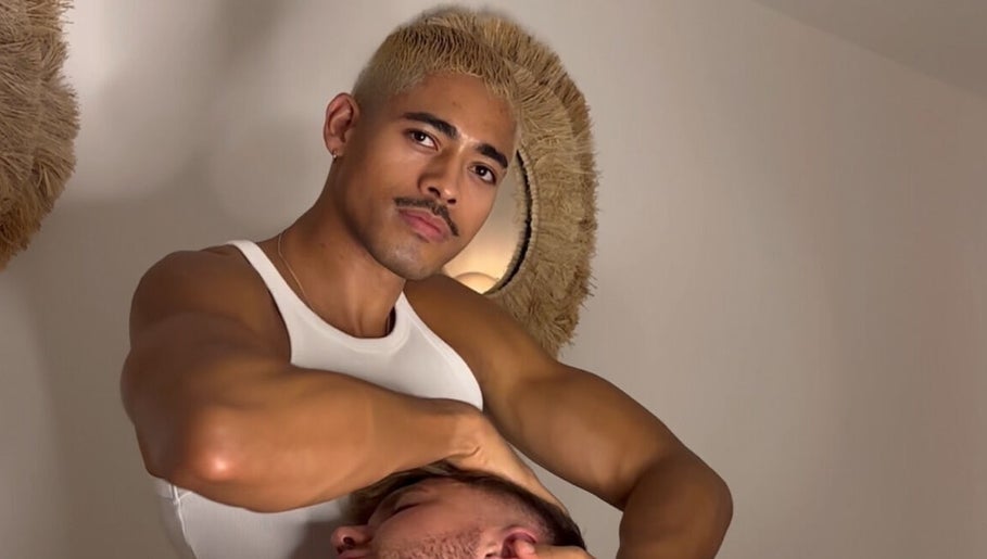 Therapist at Leme Personal Therapy - MALE Massage & Spa in London, England, GB performing a neck massage.