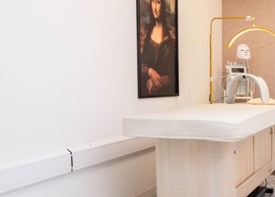 Elegant treatment room at Studio Leme - Male Massage & Spa in London, England, GB offering a relaxing experience.