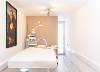 Modern treatment room at Studio Leme - Male Massage & Spa, London, England, GB with serene ambiance.