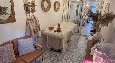 Cozy massage room at Leme Personal Therapy - MALE Massage & Spa, London, England, GB. Elegant decor and treatment bed.