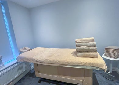 Relaxing therapy room at Leme Personal Therapy, London, England, GB with massage table and fresh towels.