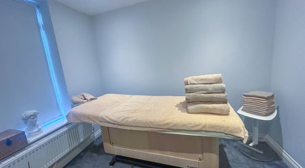 Relaxing therapy room at Leme Personal Therapy, London, England, GB with massage table and fresh towels.