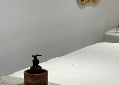 Therapy room at Leme Personal Therapy, London, England, GB, featuring a cozy setup and soothing ambiance.