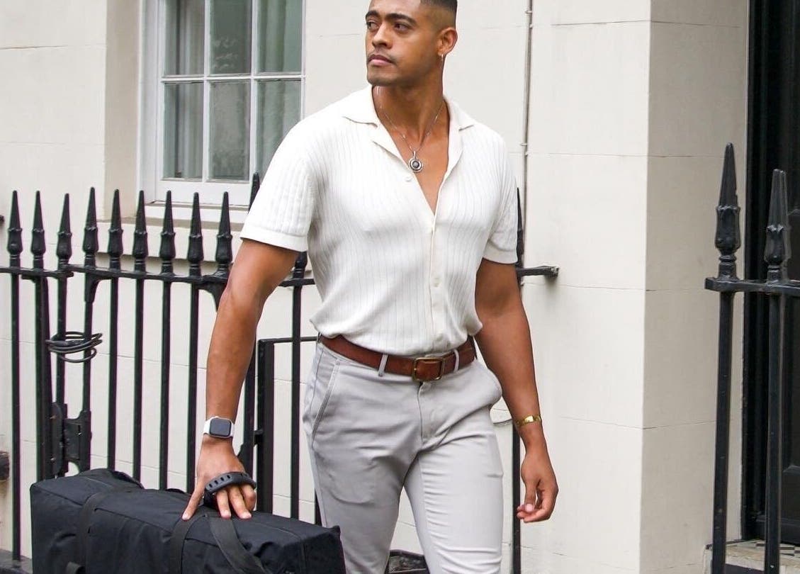 Person arriving at Leme Personal Therapy with a therapy bag in London, England, GB.